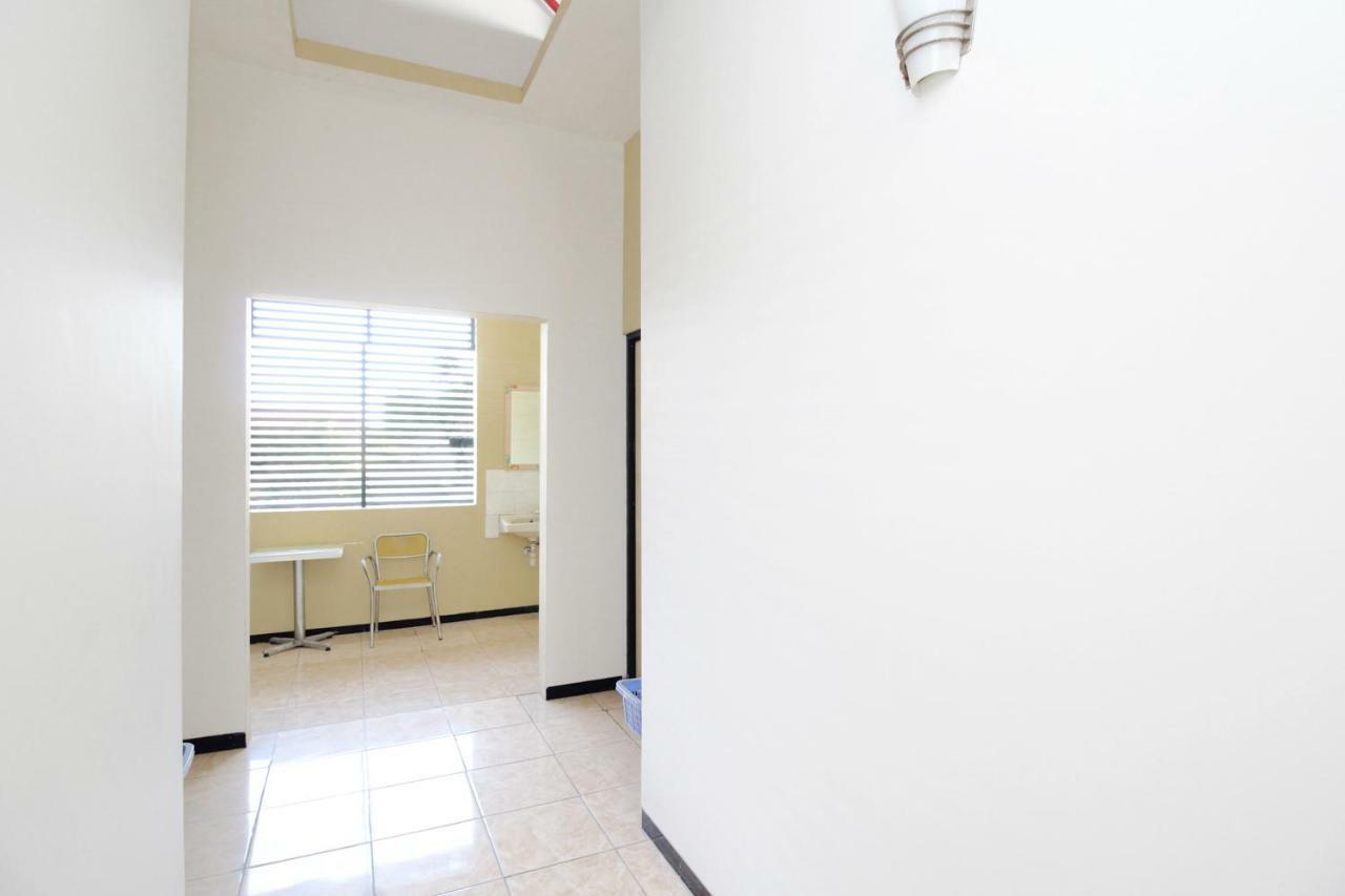 Hotel RedDoorz Syariah near PRPP Semarang Zewnętrze zdjęcie